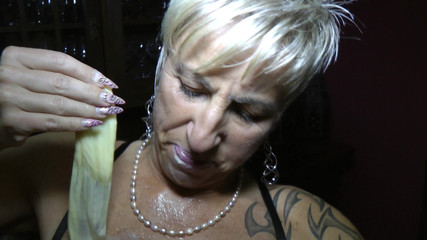 Retro German Muttis: 18-letni dziewiczy chłopiec zostaje mężczyzną przez swoją zboczoną macochę!