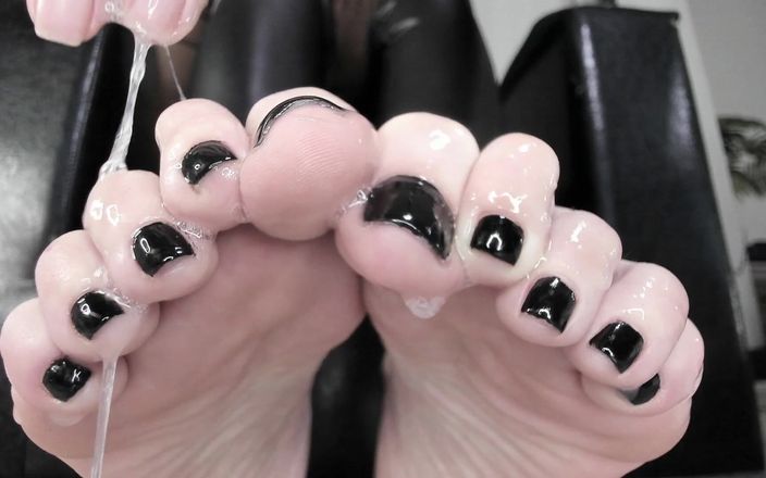 Feet lady: Siyah ayak parmaklarına tükürüyor