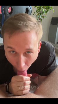 Hij zuigt hem zo diep