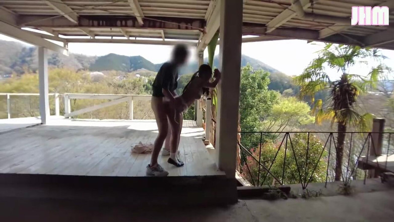 Japanese Hentai Matings: Její měkké křivky se lesknou pod otevřeným nebem když se...