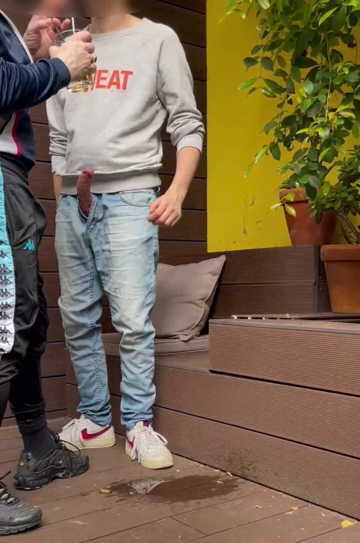 AmateurBoysPissing: 2 Meninos Tentam Mijar Em Um Copo (um Deles Começa a...