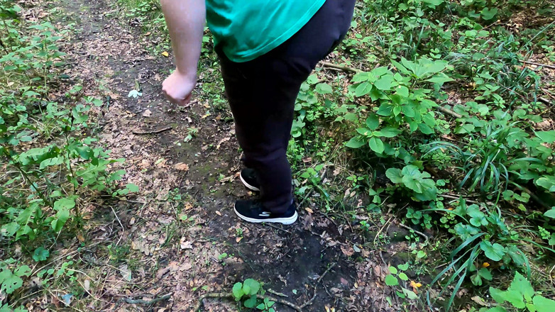 Bouncy Tits Action: Memukul tetek besarnya di dalam hutan