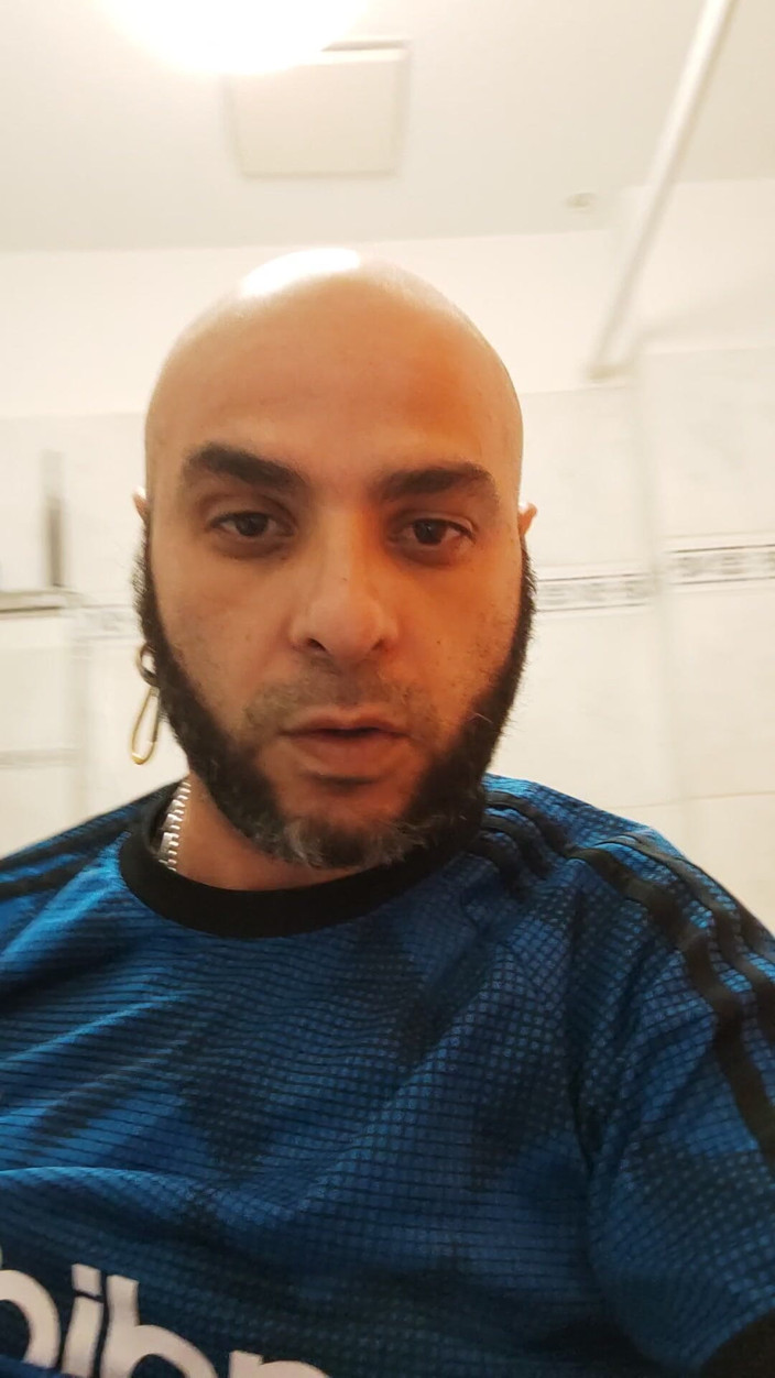 SmokedAlloy2: Dj-fratele urinează și asta îl excită.