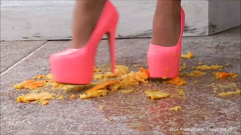Nasty Girlfriends: โซเฟียพ่นน้ำเงี่ยนสีส้มในรองเท้าส้นเข็มสีชมพู