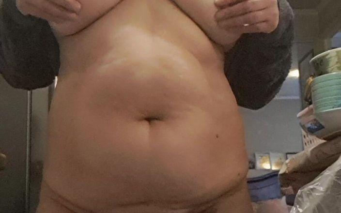Mommy big hairy pussy: Madrastra sin bragas en la cocina caliente