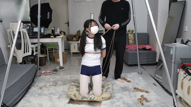 Asian bondage: The Girlfriend in White Stockings Was Tied to an Iron...