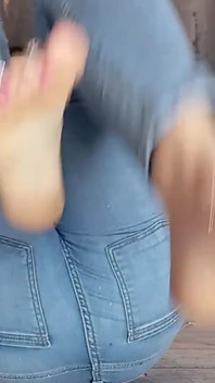 Lady angela wichs Ermutigung Bluejeans und Zehenringe