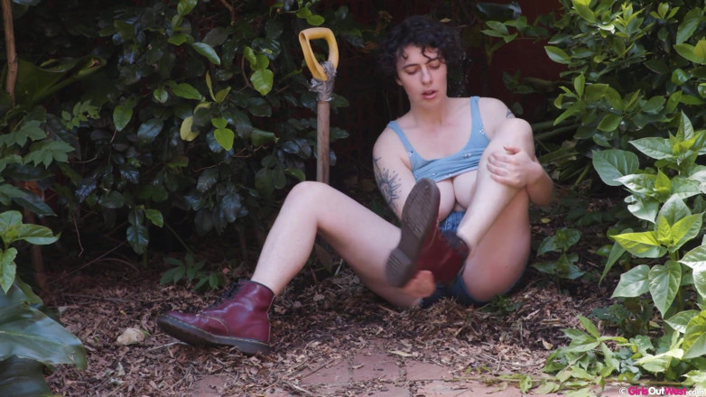 Girls Out West: Giardiniere peloso e arrapata con grandi tette si masturba all'aperto