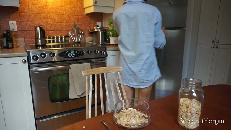 Bruce-and-Morgan: Una colazione completa - piscio e sborra!