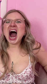 Rubia de paja con gafas en cámara lenta