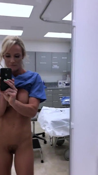 O asistentă matură sexy în formă este concediată pentru că s-a masturbat în spital
