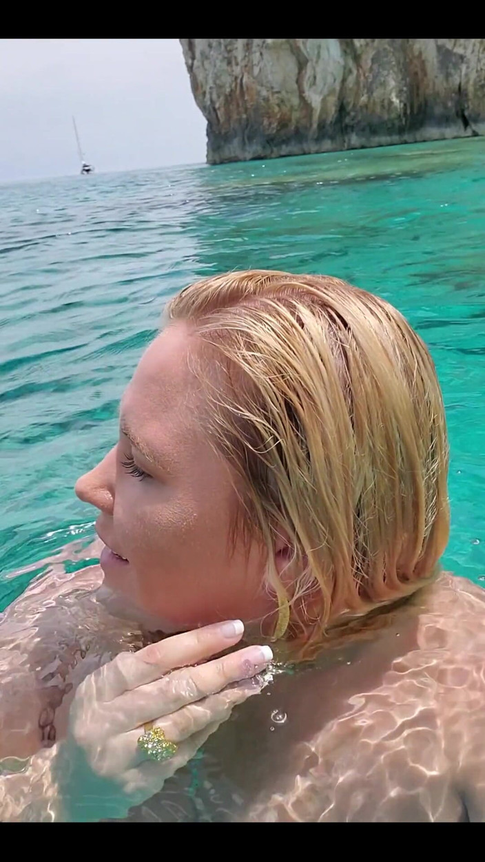 Annabelle Rogers: Schwimmen sie im blauen wasser griechenlands, hintern nackt ...