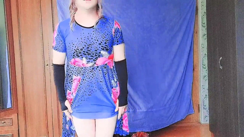 Kitty_Cross: Crossdresser yang menggoda lagi asik melirik sambil menggoda