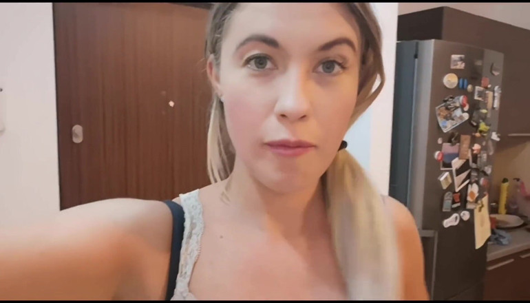Erotic Tanya: Spor salonu tuvaletinde osuruyor