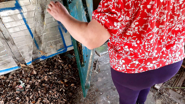 Bouncy Tits Action: Ihre titten in der alten hütte benutzen