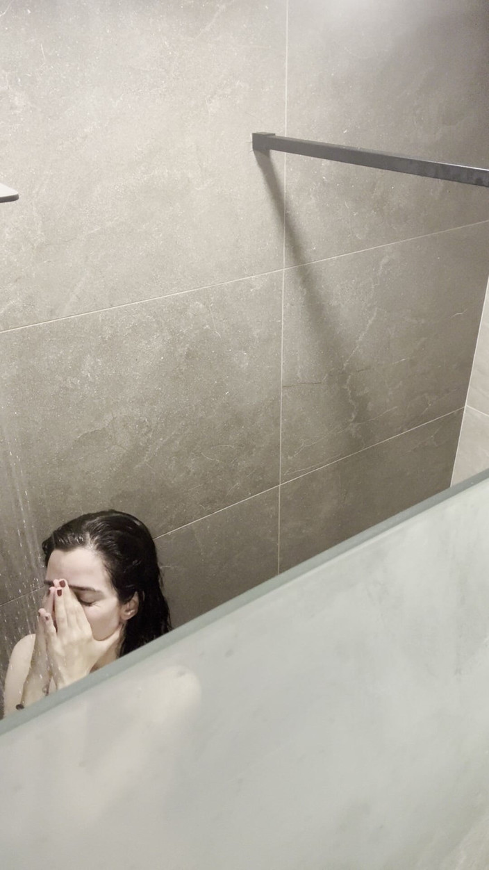 silicone_brunette: Caméra dans ma salle de bain