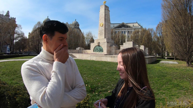 Immoral Live: La piccola russa non vuole essere un turista, vuole provare...