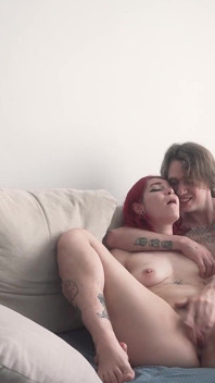Pasangan Amatir Bercinta Secara Sensual Di Sofa