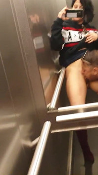Můj nejrychlejší orgasmus ve výtahu, velmi riskantní amatérské milf vícenásobné orgasmus