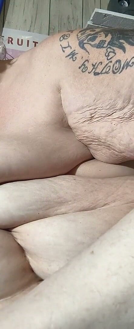 HerculesnVENUS: สาวใหญ่ไม่เปียกเจ้านายทําให้เธอเย็ดแปรง