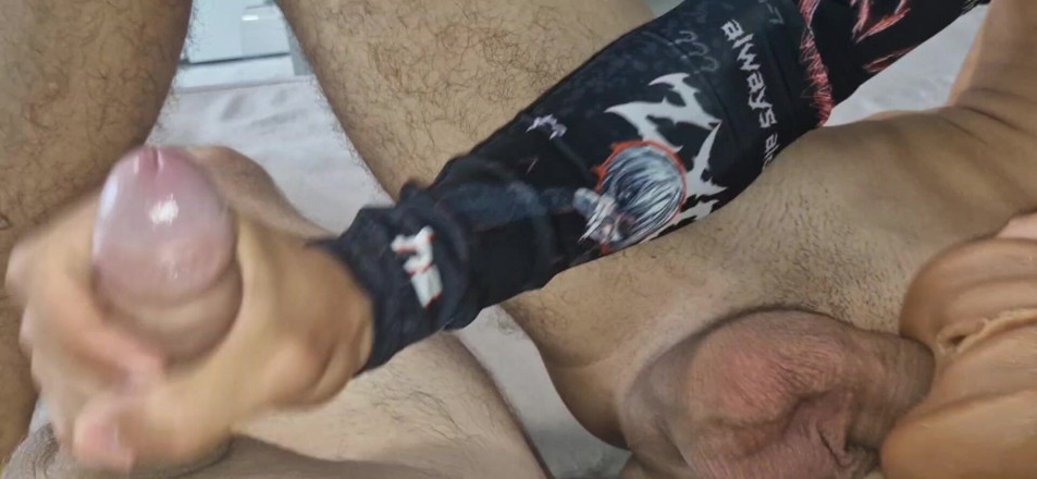 Dinar: Eine Zarte Puppe Mit Einem Großen Schwanz Zwischen Ihren Beinen...