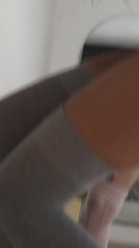 ¡Las chicas de los calcetines quieren pisotearle y ordeñarlo con calcetines!