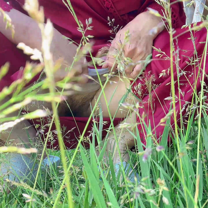 sweethanajapanese: Buiten plassen bij een druivenboom