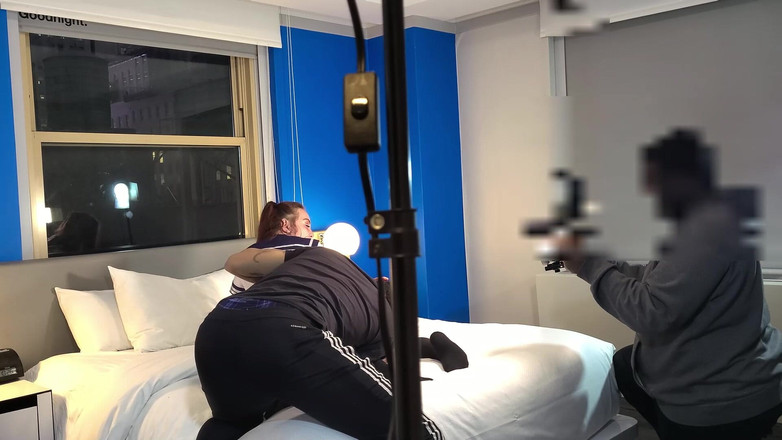 Digital climaxxx: Hinter den kulissen bekommt das freche college-mädchen creampie von stiefvater