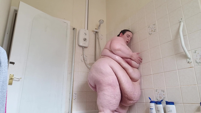 SSBBWLadyBrads: Dusche wackelt und wäscht
