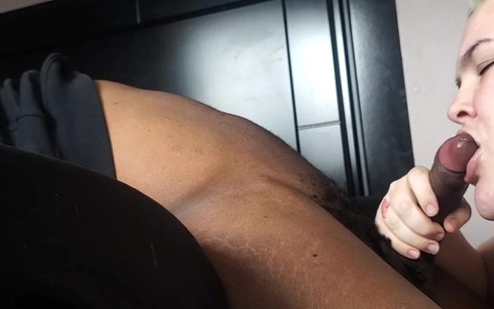 Missi Rae: 내 목구멍에 사정하는 그를 지켜봐