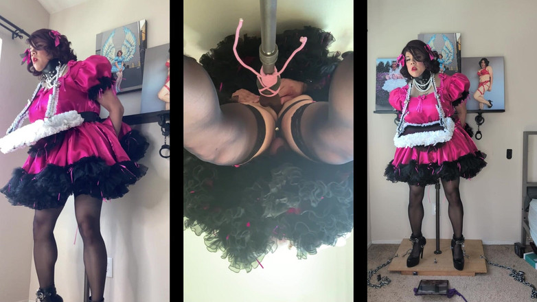 Sissy Candy: बहिन नौकरानी अपनी सर्विंग ट्रे के साथ अपने डिल्डो स्टैंड की सवारी कर रही है