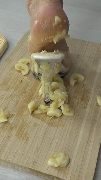 ハイヒールでバナナを潰すんだ。