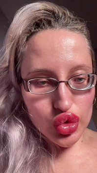 Eyeglsses Tebal Dengan Dildo Besar Blowjob Lipgloss Joi