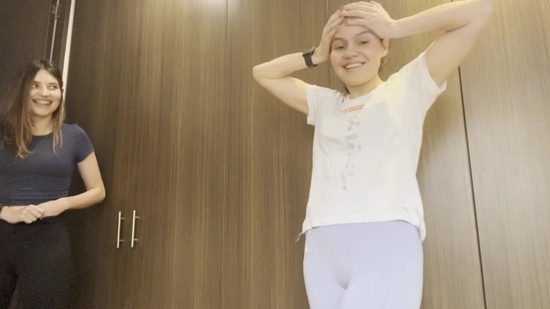 scarlettandc: Dua lesbian lagi asik di dalam mobil