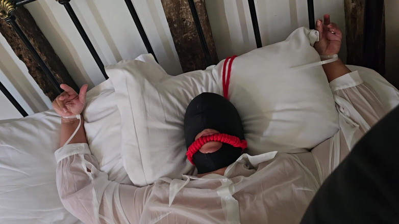 Slutty Ms B: Modrá mini sukně bondage část 2, zip svázaná a ošukaná