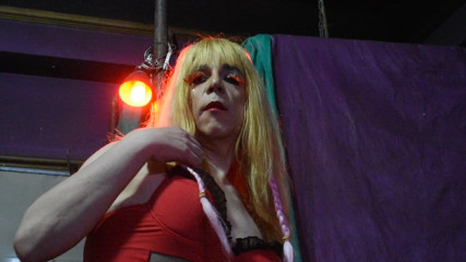 Dildo Man and Cross Hard Sex: Eine sehr versaute blondine mit einem fabelhaften arsch!