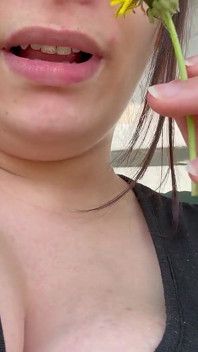 Starnutendo dai fiori ma l'amore si trasforma in allergia sensuale