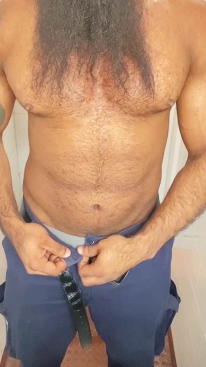 Wesley Fudedor: Vousatý a drsný muž si honí a stříká