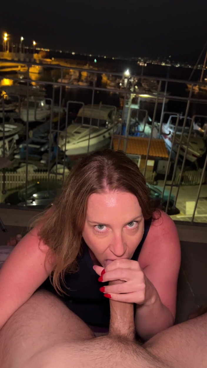 Avril Showers: 在阿马尔菲海岸的一个码头里吞下他的精液