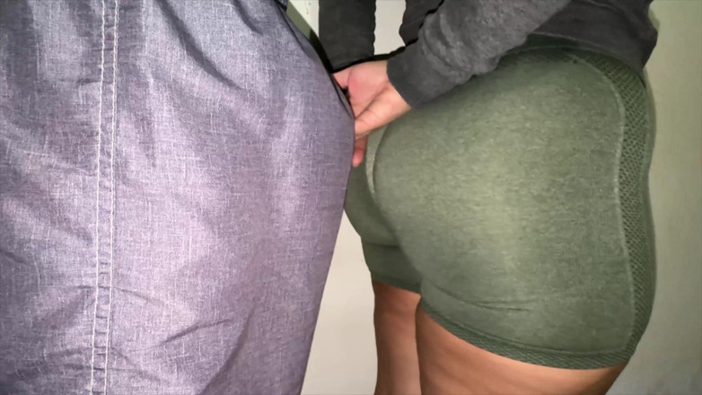 CoupleOfHotSins: Ella Accidentalmente Agarra La Polla De Un Extraño Mientras Espera...