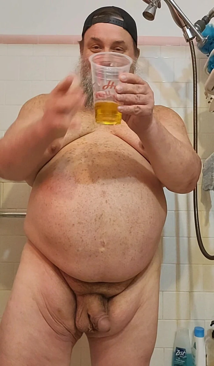 GeneWadexxx: 为一个热辣的继父熊在线撒尿