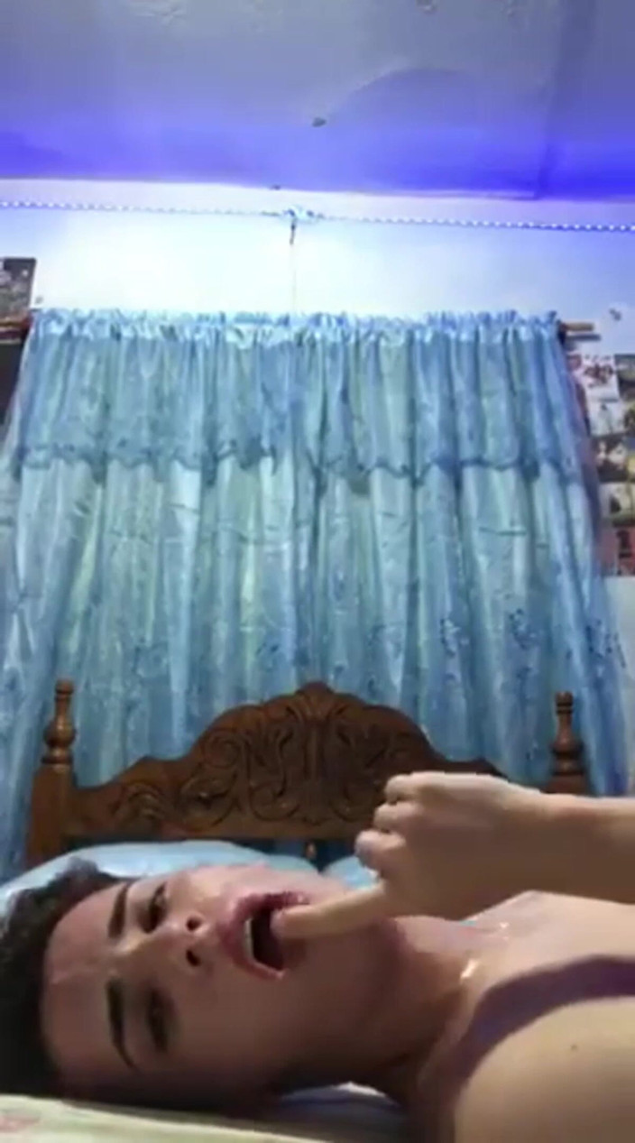 Rent A Gay Productions: Cubaanse Tiener Spuit Zichzelf in Haar Mond