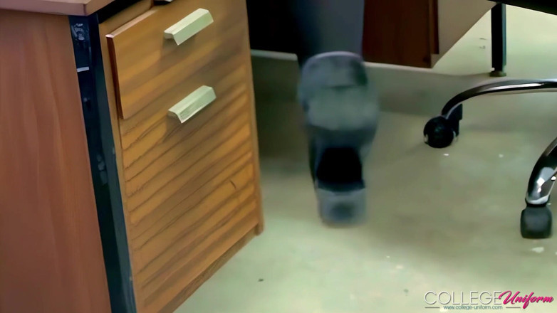 College Uniform: Riprese in uniforme maroon con fiona g