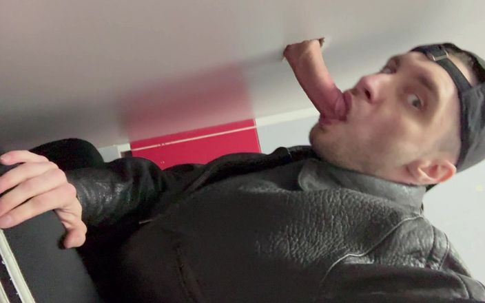 KinkySirius: Scally chav boy dengan jaket kulit ngelakuin glory hole untuk...