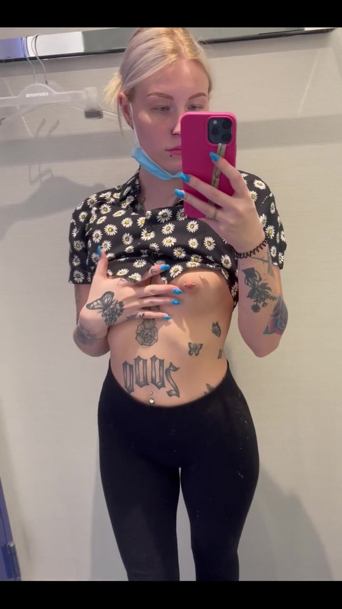Melina: Eu estou fazendo meu bronzeamento em uma sala de montagem