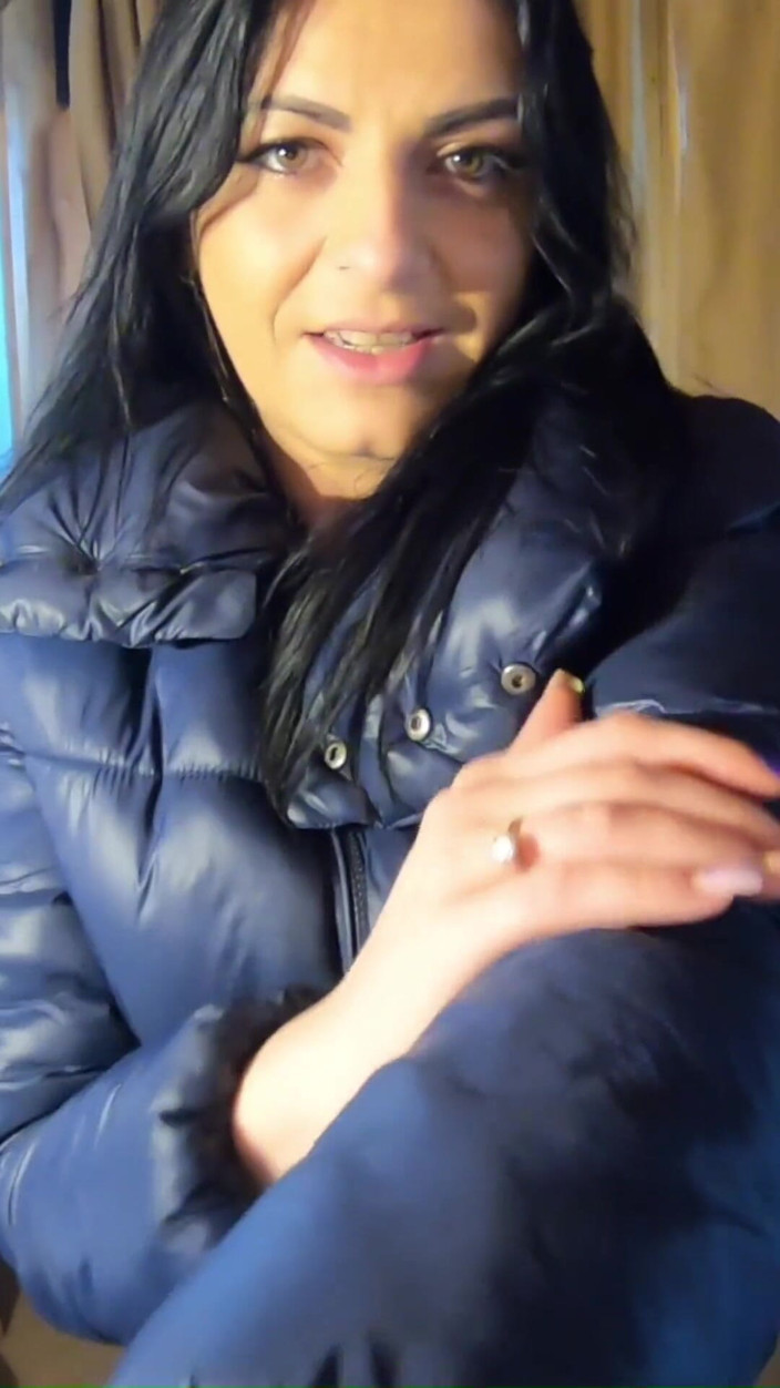 MilfyCalla: Oral în gât adânc în Camel Toe Leggins și Down Jachetă