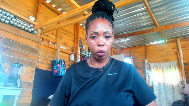 AnalEbony: ロールプレイ、陸軍大尉が大きな戦利品に硬くなることに抵抗するために兵士を訓練する...