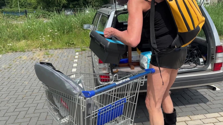 NaomiPerv: Trans sahibe Naomiperv açık havada götüne dildo sokuyor