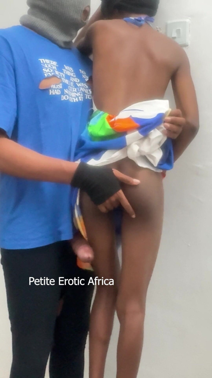Petite Erotic Africa: 狭すぎて入れない