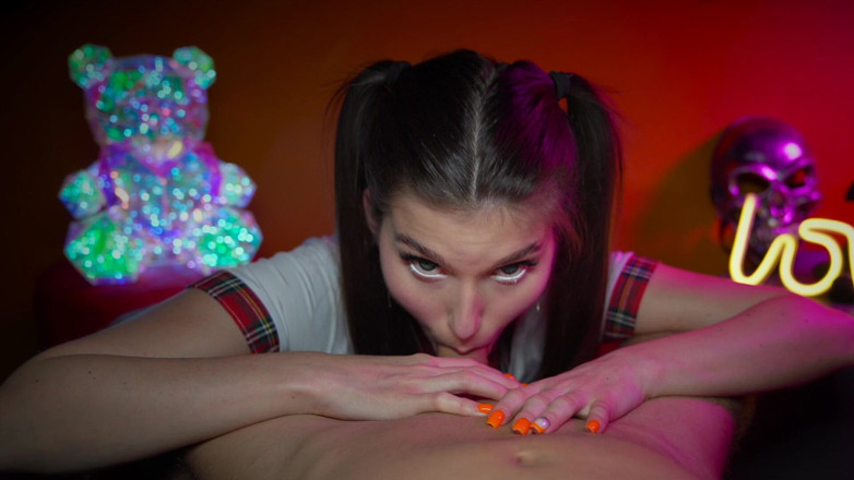 Stefany Kyler: Anime flicka i skoluniform suger kuk